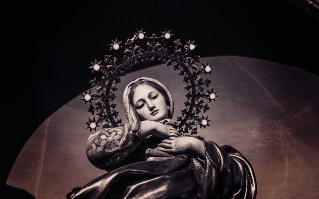 Blessed Virgin Mary Statue Gaze Photo by José Manuel de Laá from Pixabay