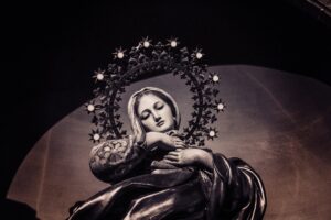 Blessed Virgin Mary Statue Gaze Photo by José Manuel de Laá from Pixabay